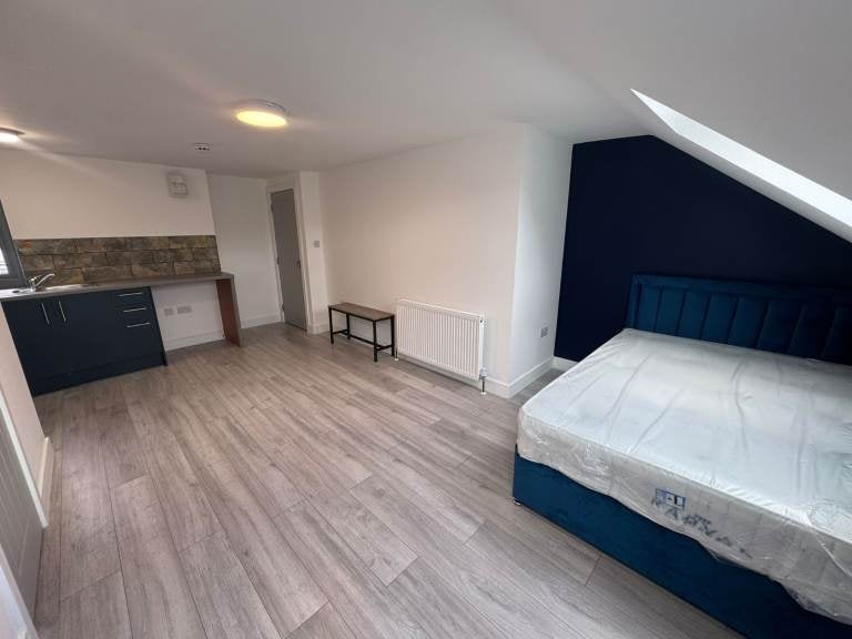 Room Avondale Road in Luton