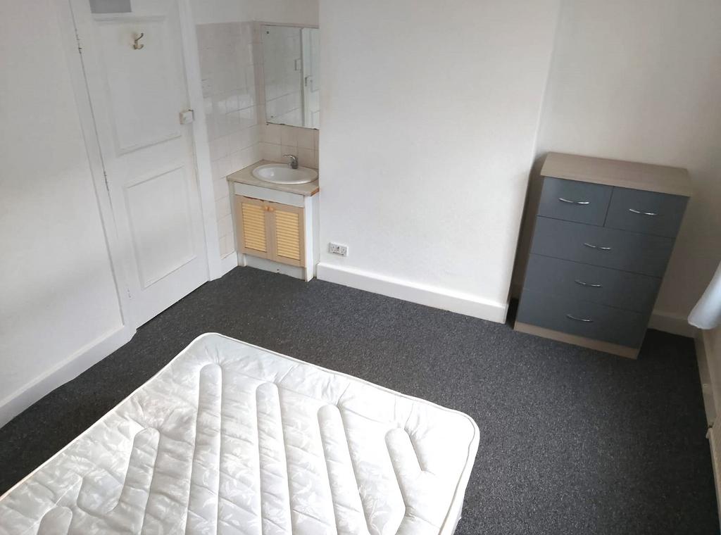Room Angerstein Road in Portsmouth