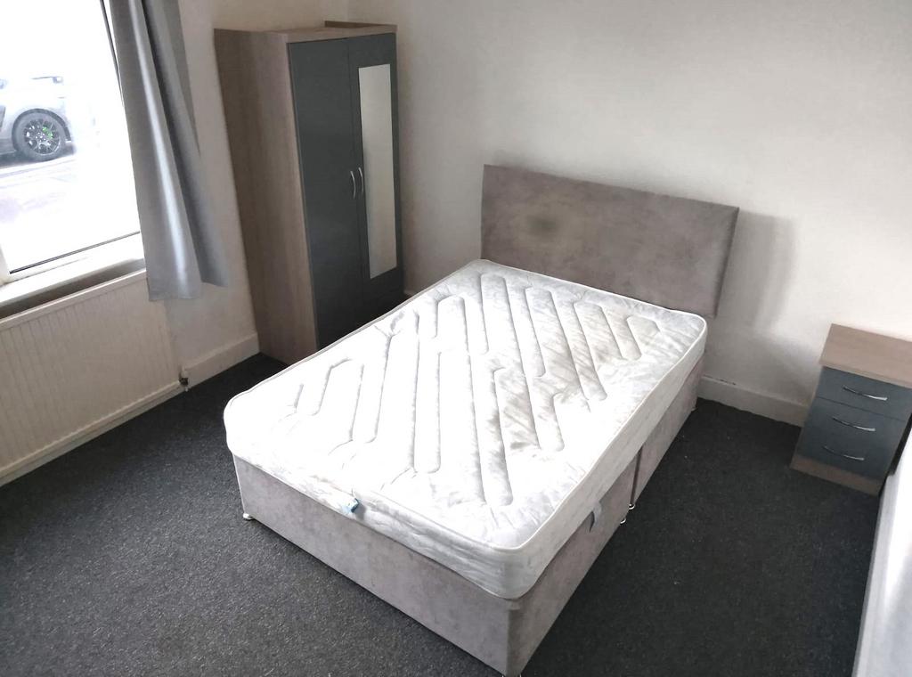 Room Angerstein Road in Portsmouth