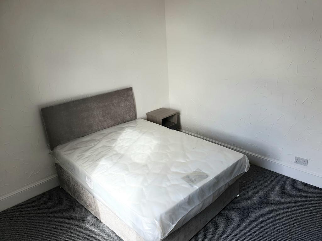 Room Angerstein Road in Portsmouth