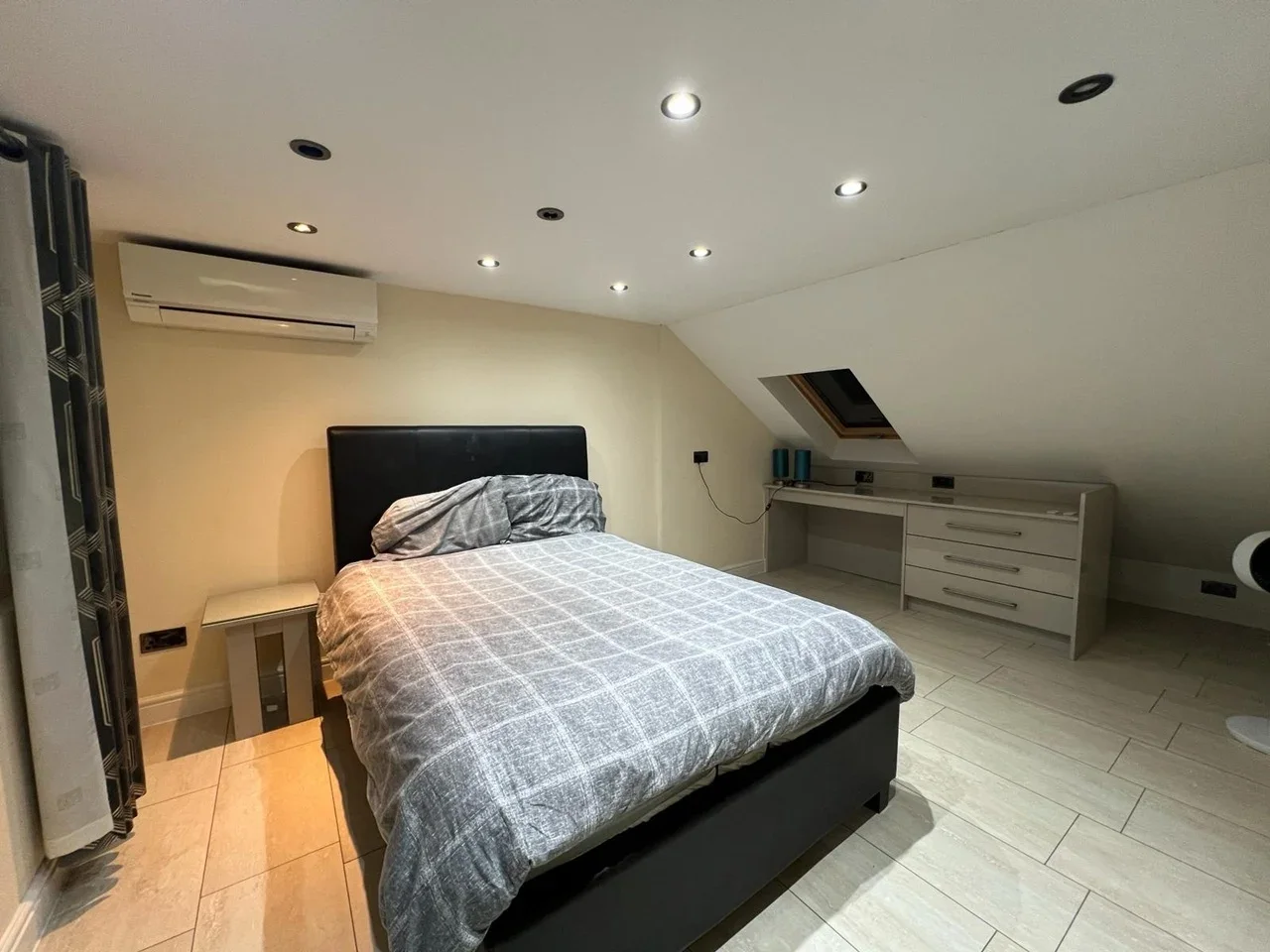 Flat Beehive Lane in Greater London