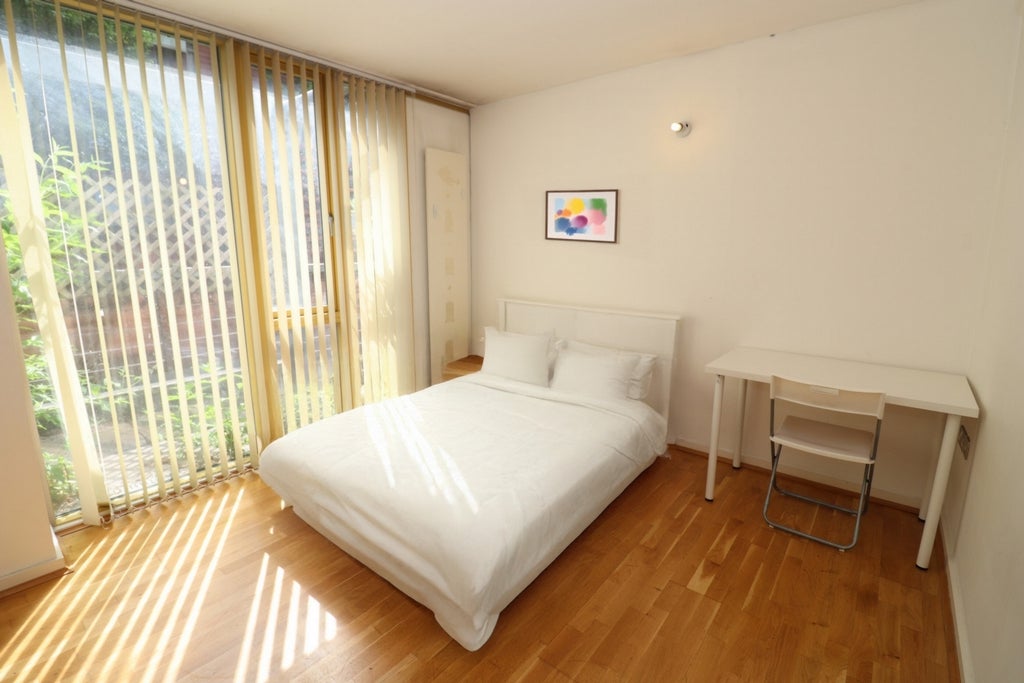 Room Globe Road in Greater London