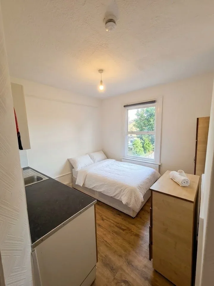 Flat Brownhill Road in Greater London