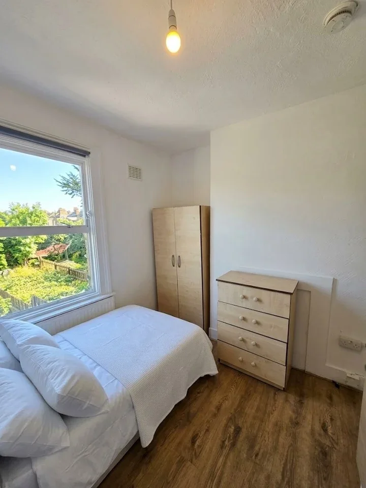 Flat Brownhill Road in Greater London
