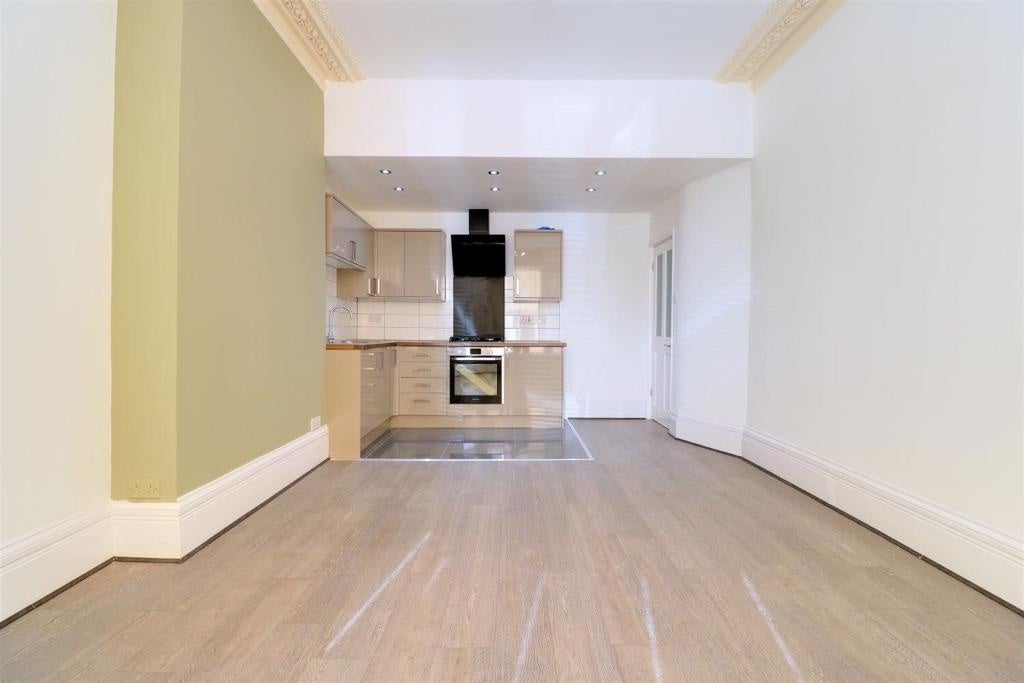 Flat Selborne Road in Greater London