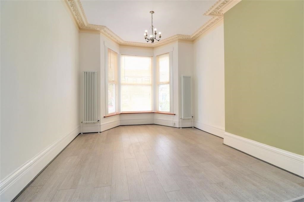 Flat Selborne Road in Greater London