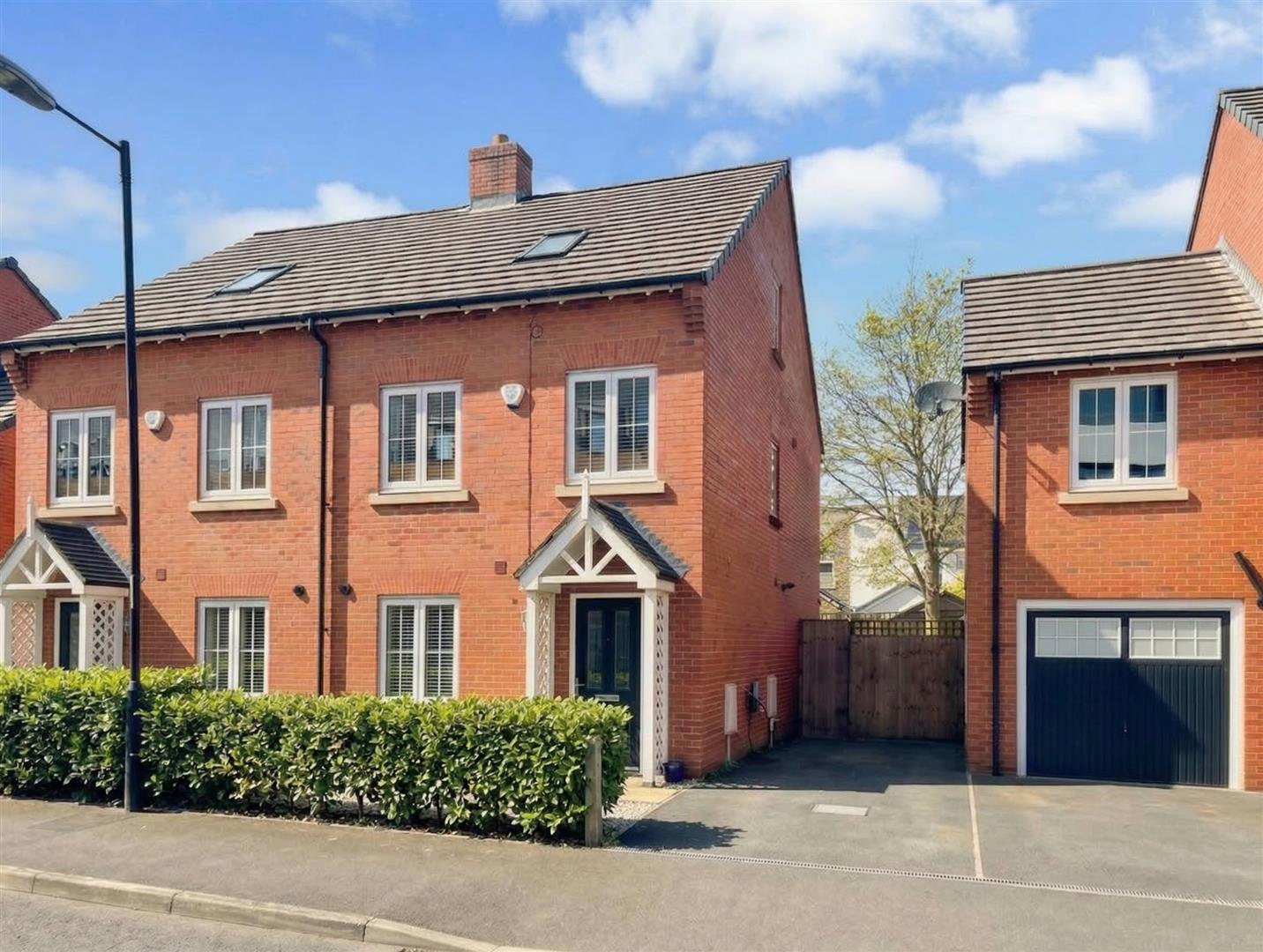 House Woodfield Road in Trafford