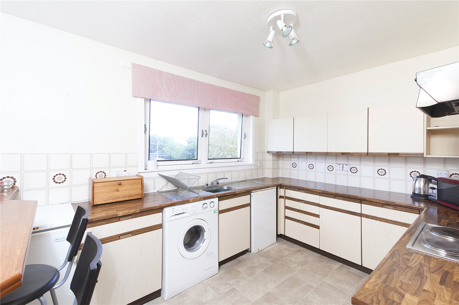 Flat Myreside Court in City of Edinburgh