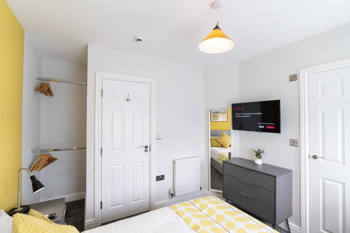 Room South View Avenue in Reading