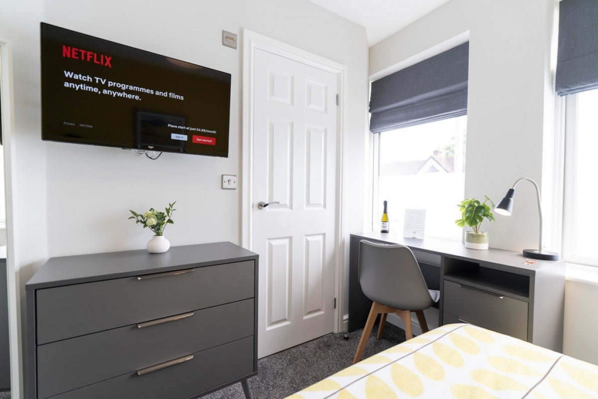 Room South View Avenue in Reading