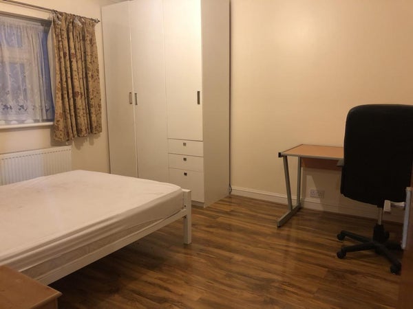 Flat Eastern Avenue in London Borough of Redbridge