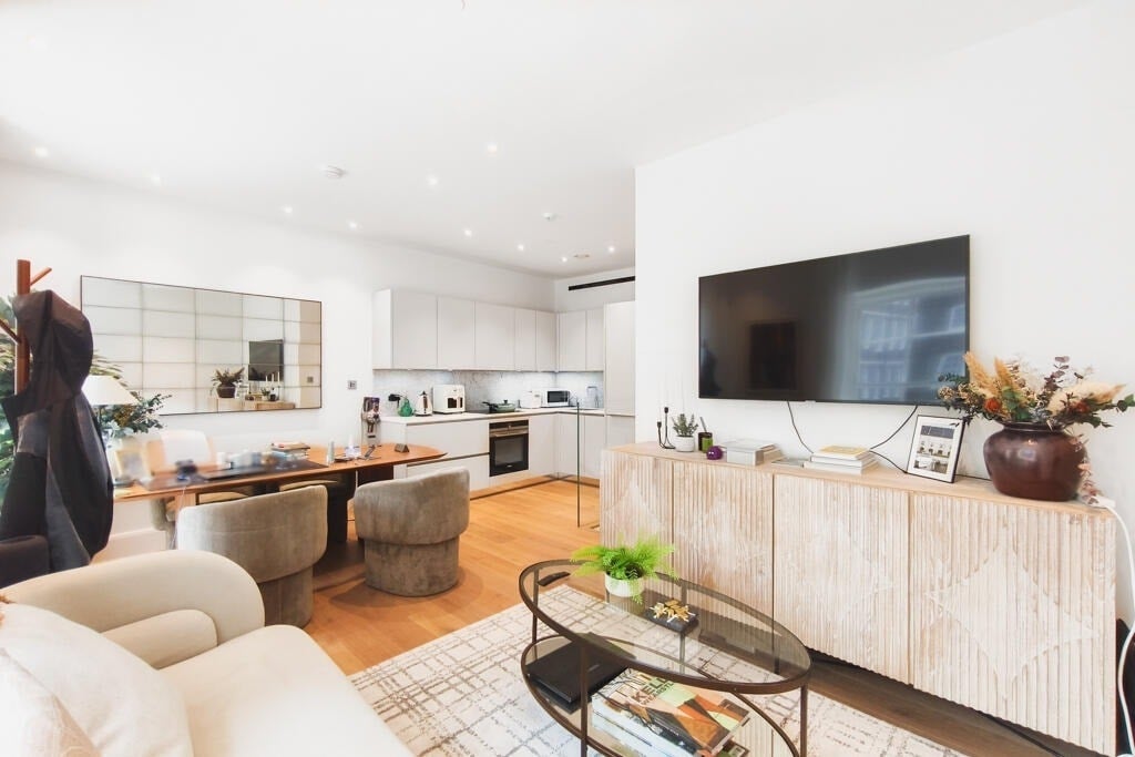 Flat Strand in City of Westminster