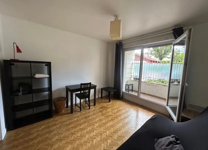 Flat Avenue Raymond Croland in Le Plessis-Robinson