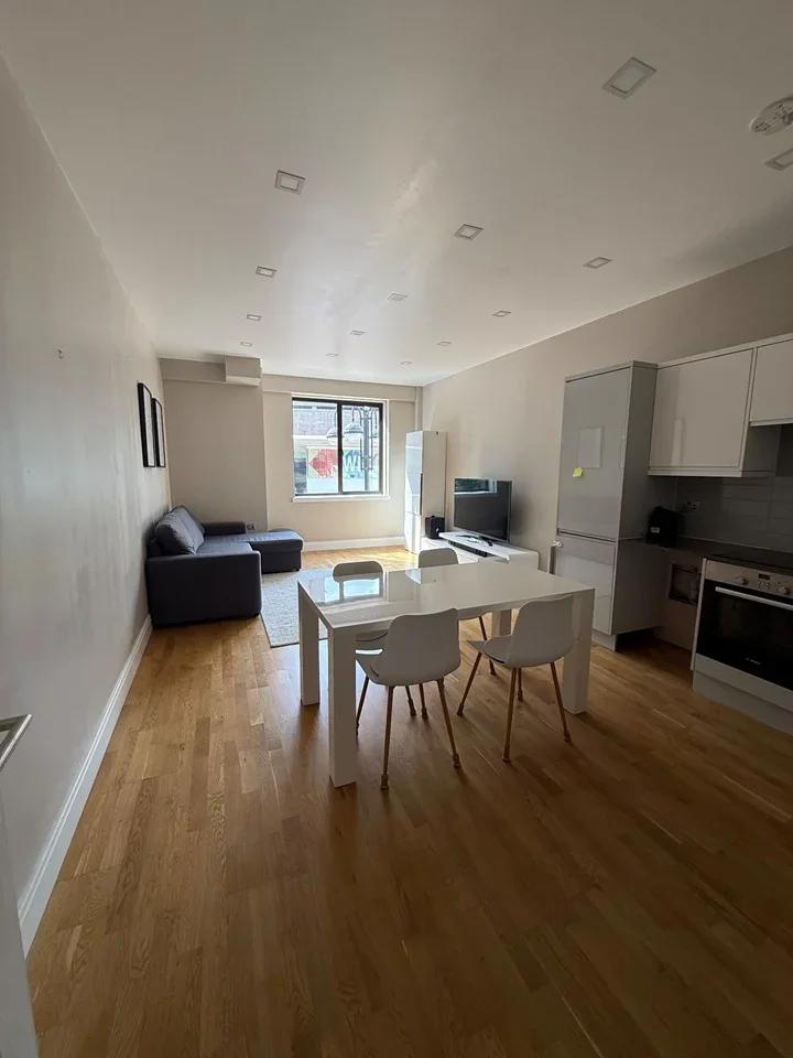 Flat Market Place in Greater London