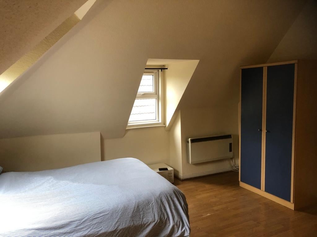 Flat Blenheim Gardens in Greater London