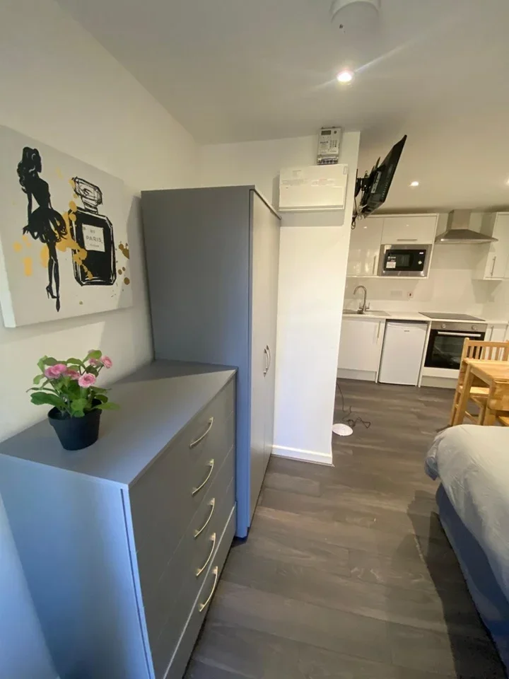 Flat Blenheim Gardens in Greater London