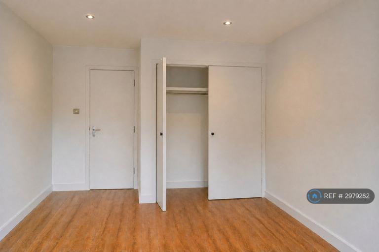 Flat Holmesdale Road in Greater London