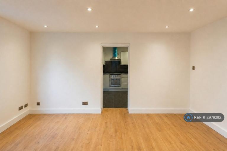 Flat Holmesdale Road in Greater London