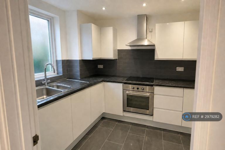Flat Holmesdale Road in Greater London