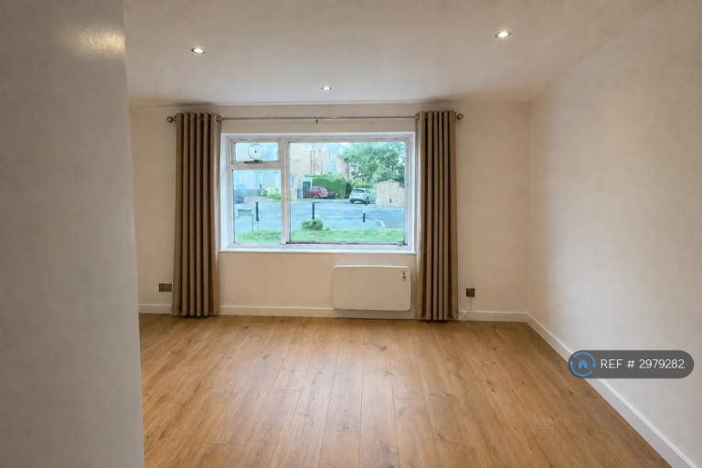 Flat Holmesdale Road in Greater London