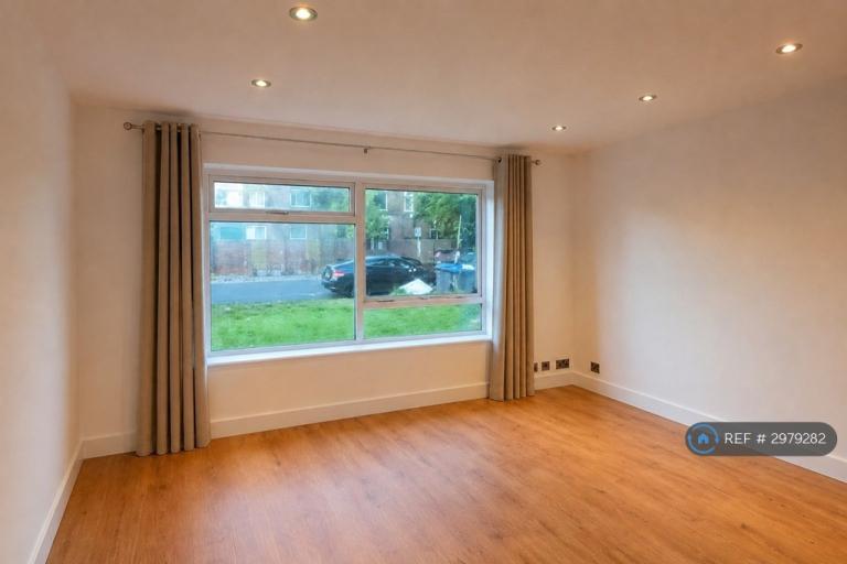 Flat Holmesdale Road in Greater London