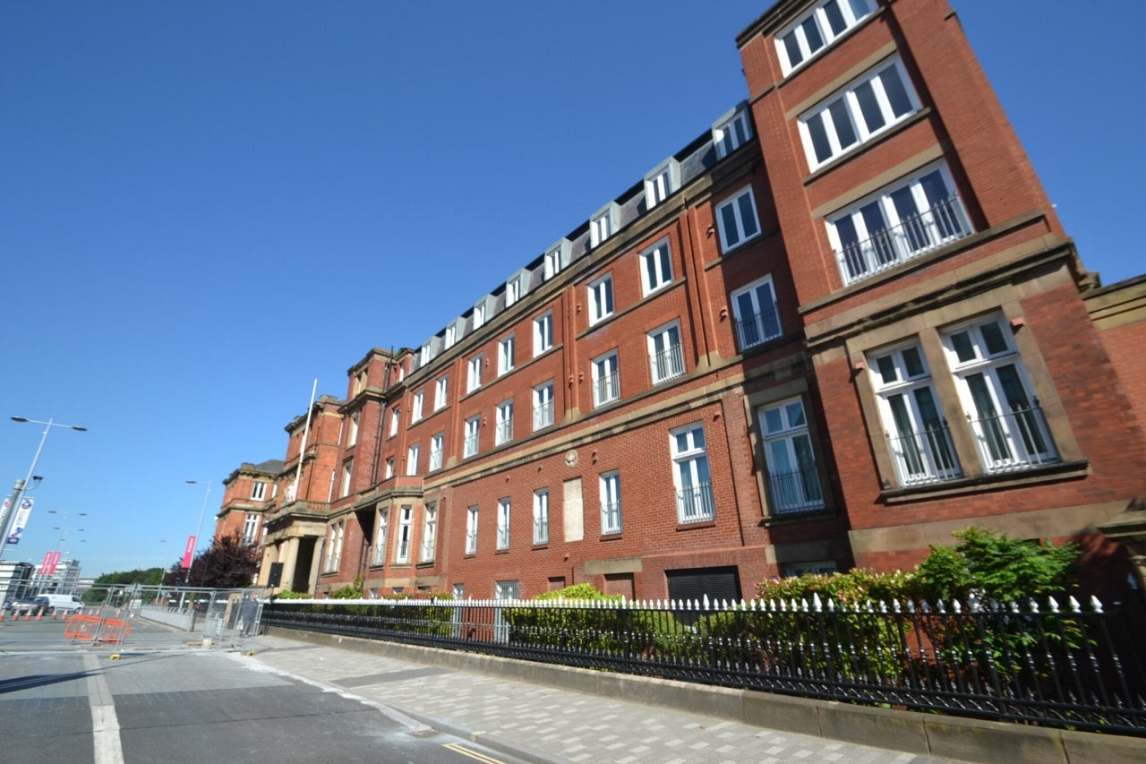 Flat Wilton Place in Salford
