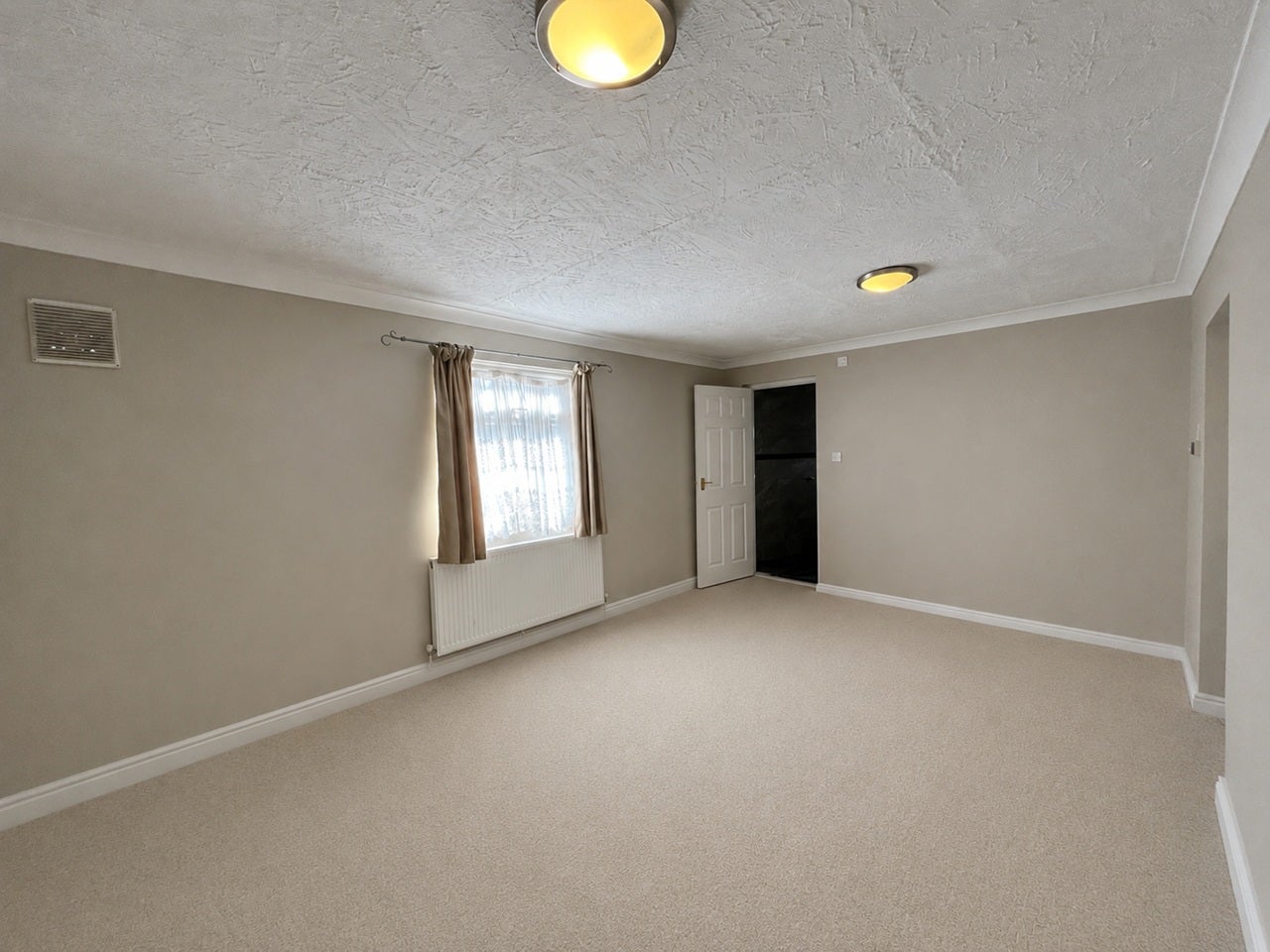 Room Rogers Road in Greater London