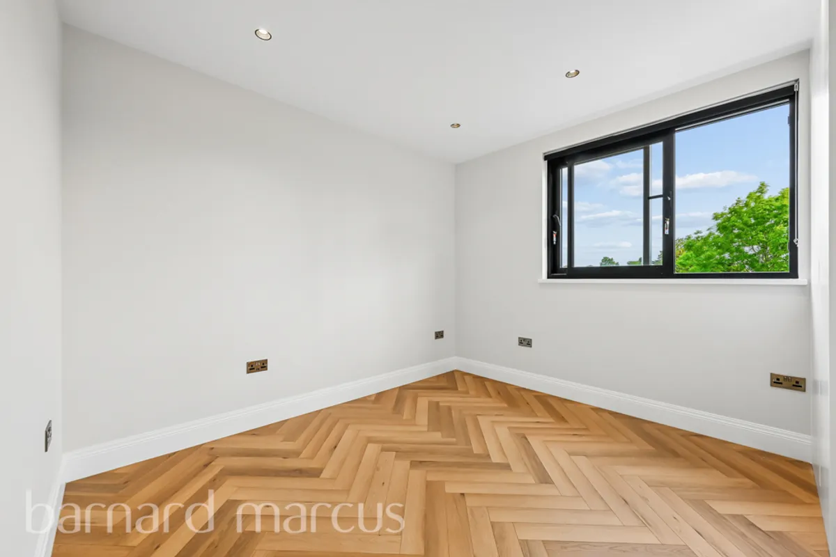 Flat Hazelwood Avenue in Greater London