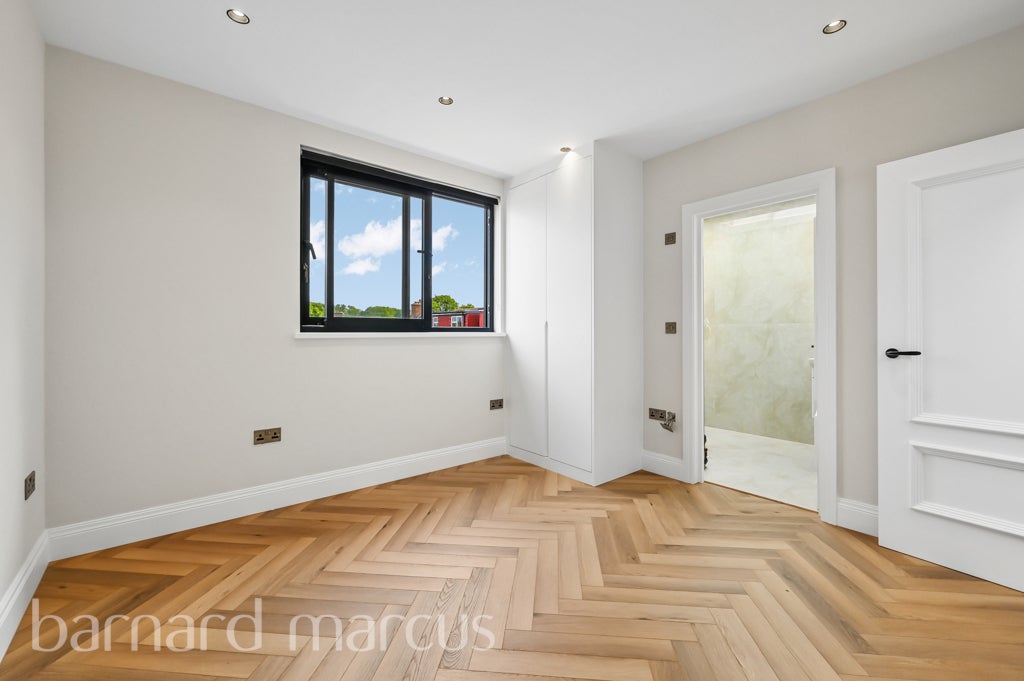 Flat Hazelwood Avenue in Greater London