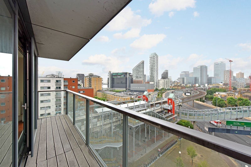 Room Blackwall Way in Greater London