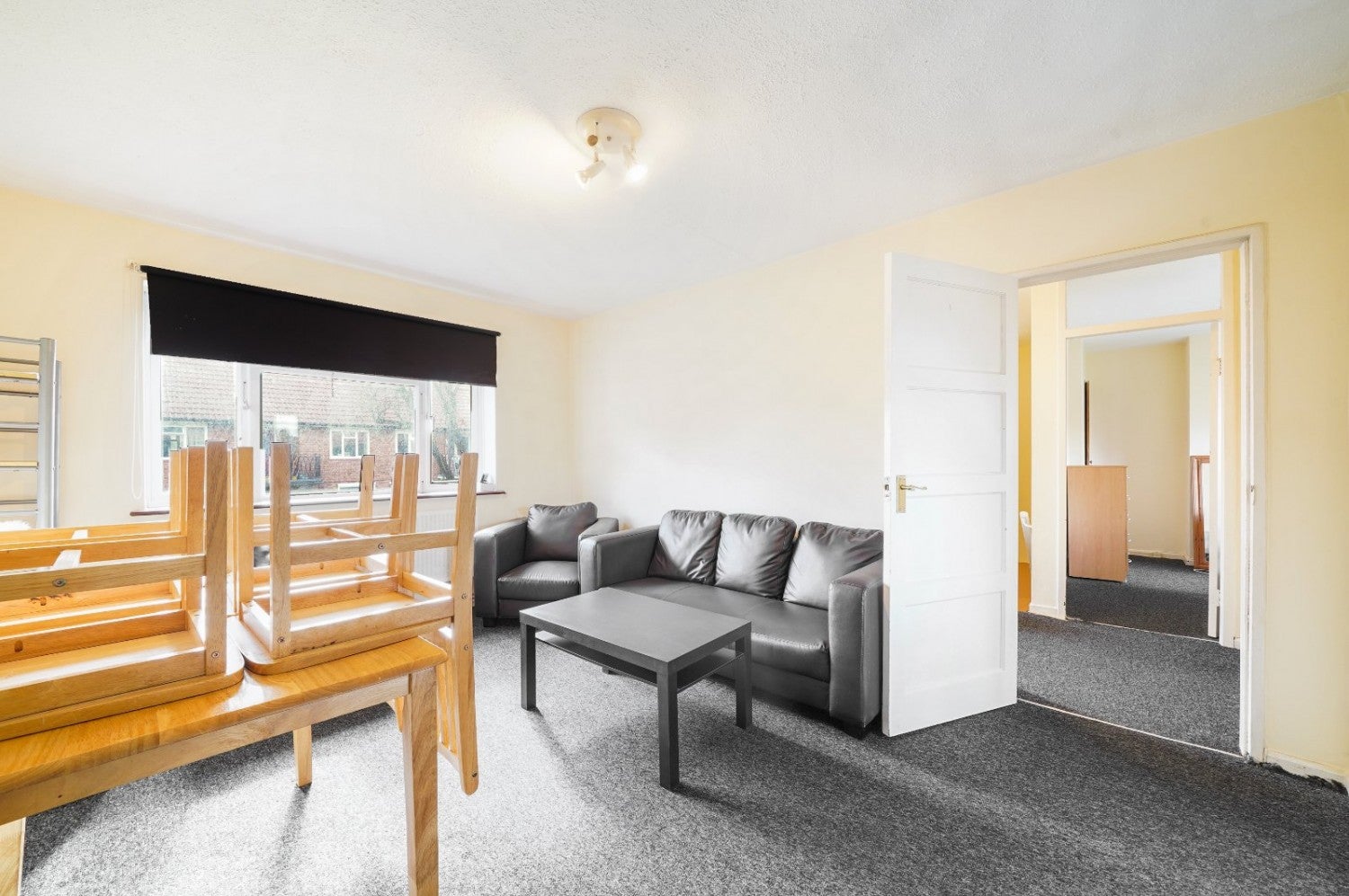 Flat Ivy Road in Greater London