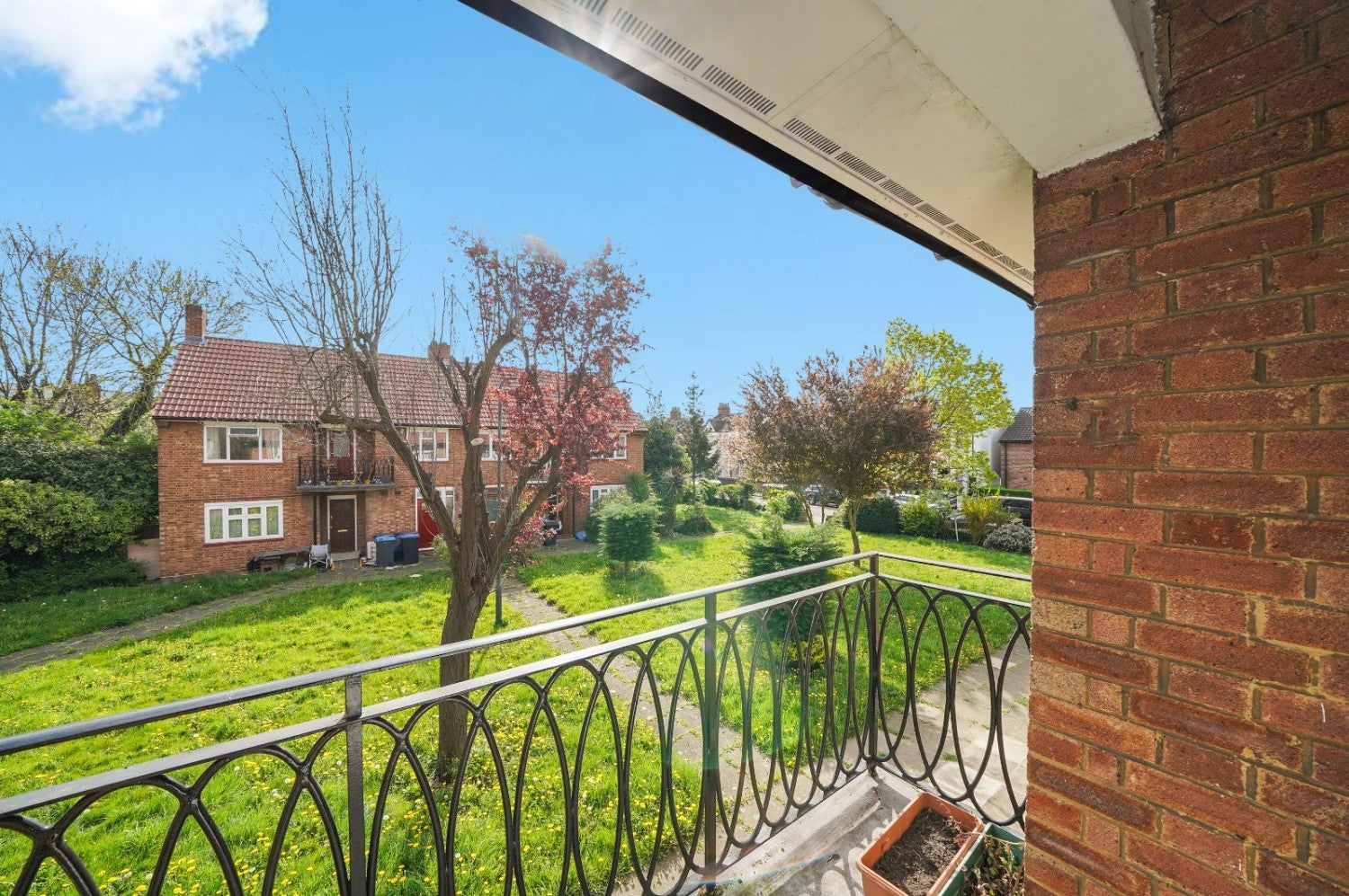 Flat Ivy Road in Greater London