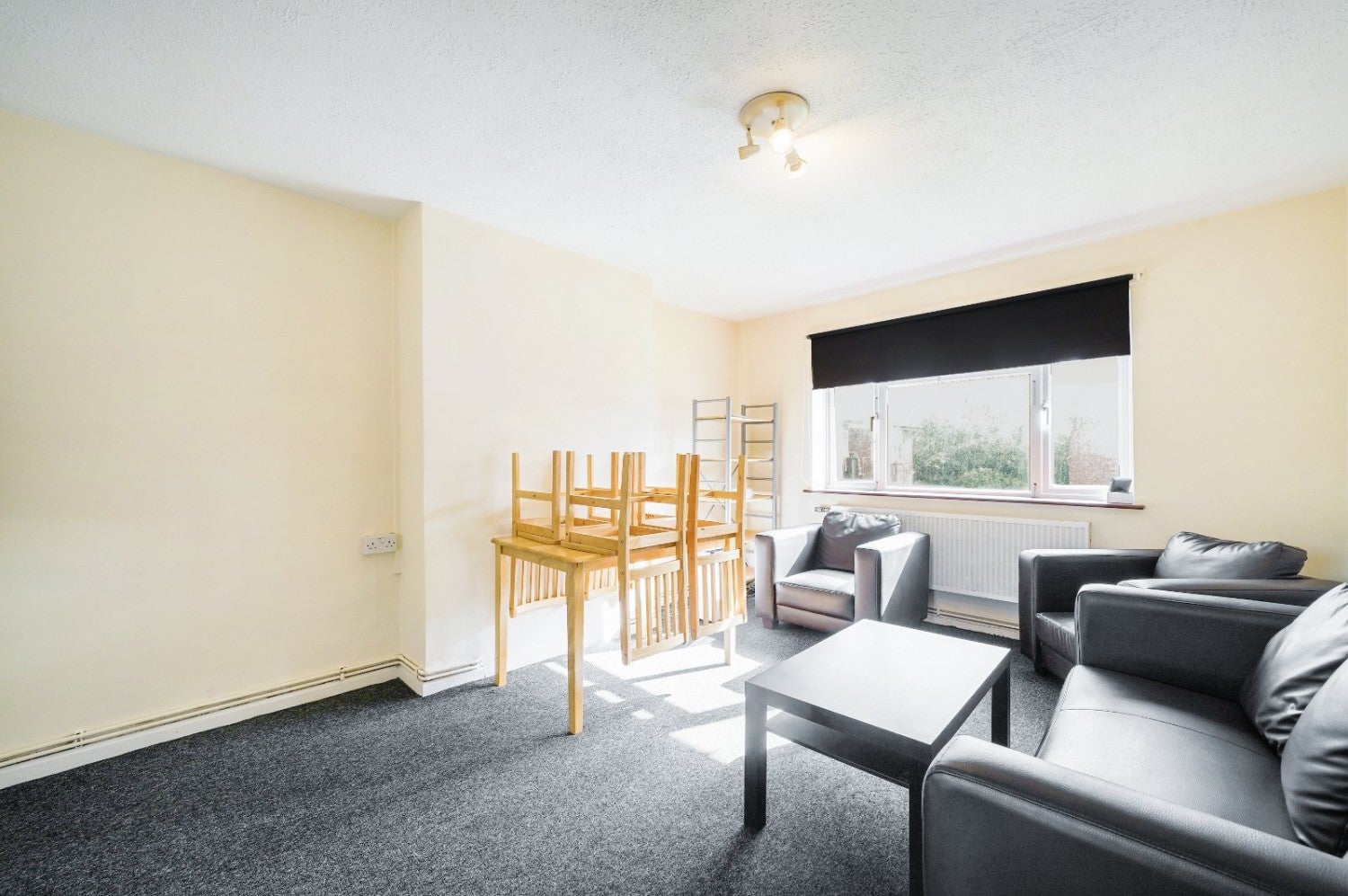 Flat Ivy Road in Greater London