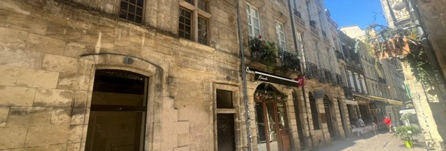Flat Place du Parlement in Bordeaux