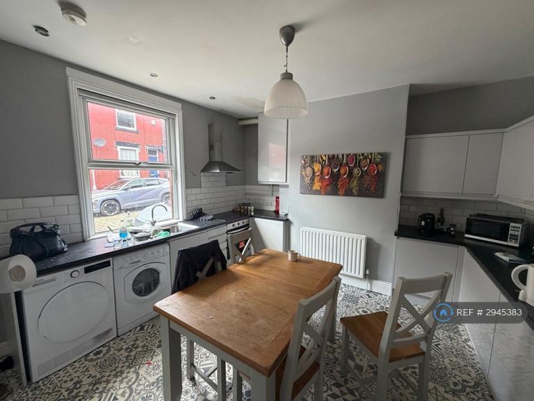 Room Thornville Road in Leeds
