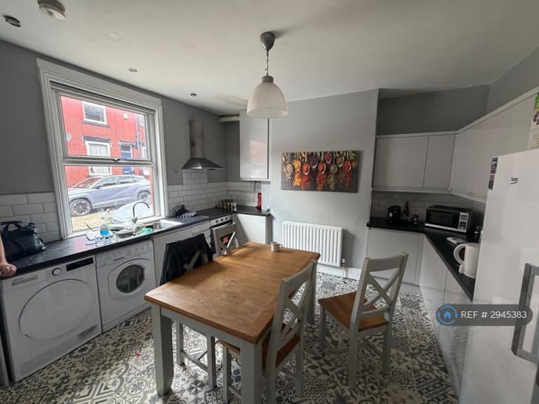 Room Thornville Road in Leeds