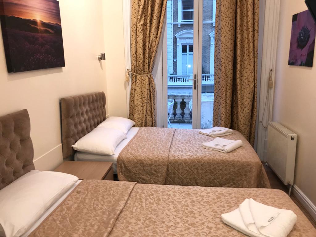 Flat Clanricarde Gardens in Greater London