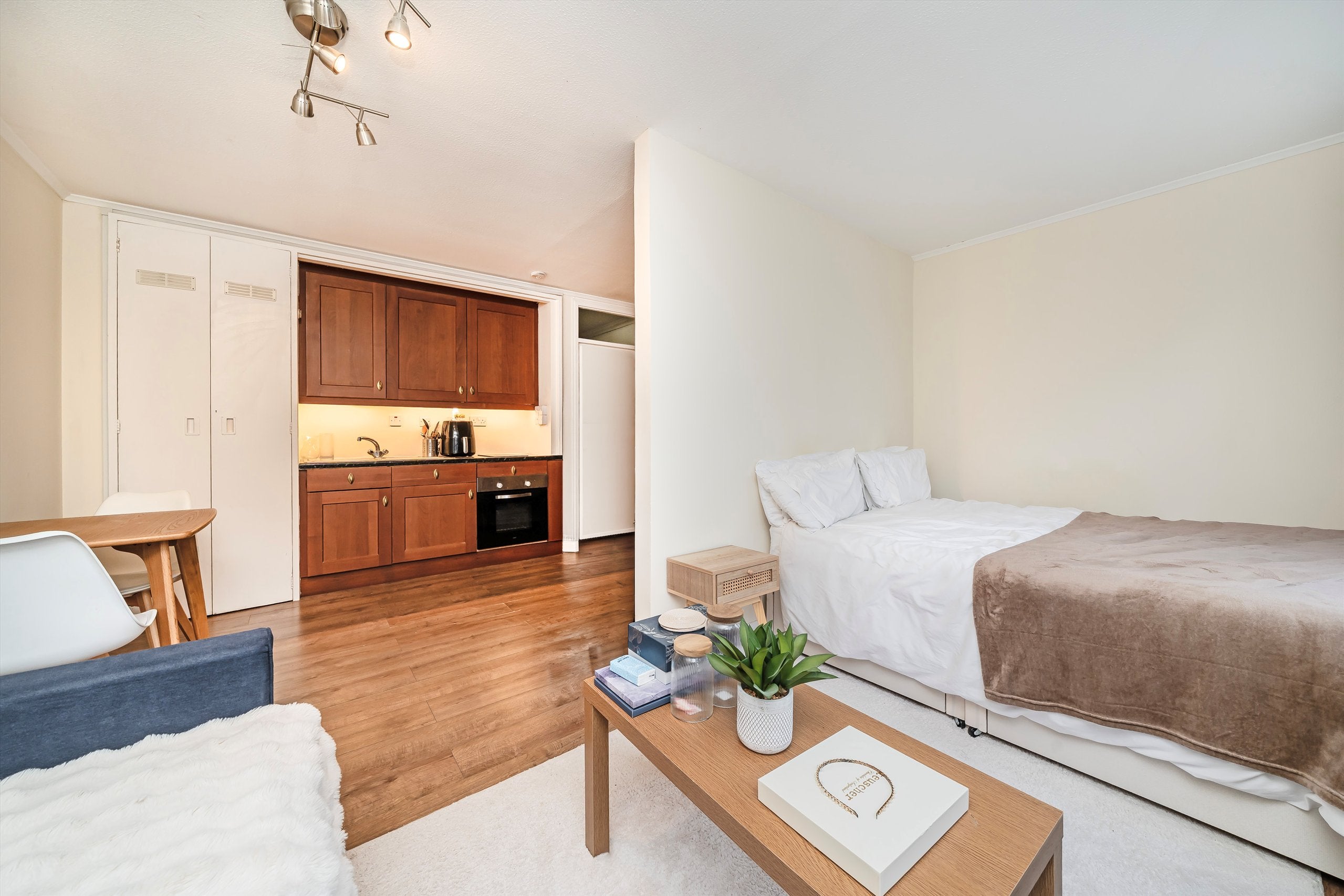 Flat Rochester Row in City of Westminster