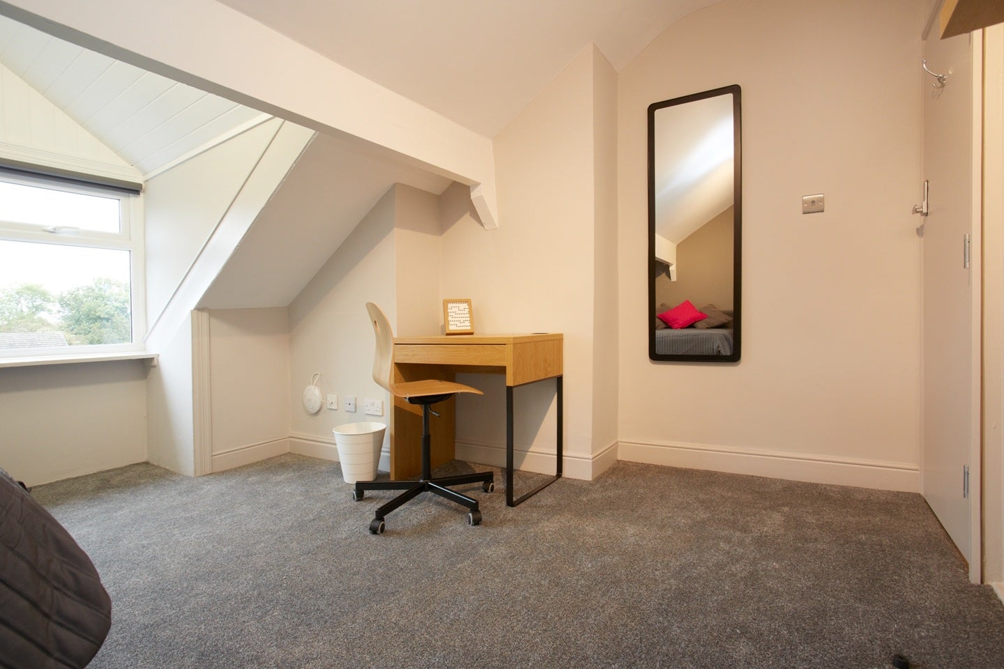 Room Middleton Road in Leeds