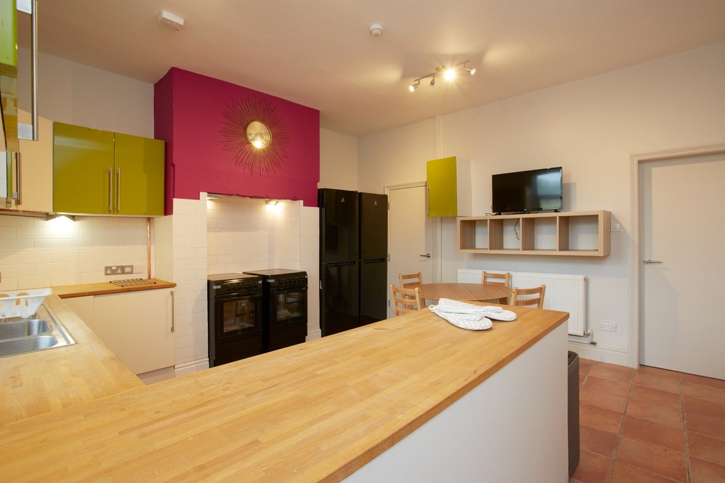 Room Middleton Road in Leeds