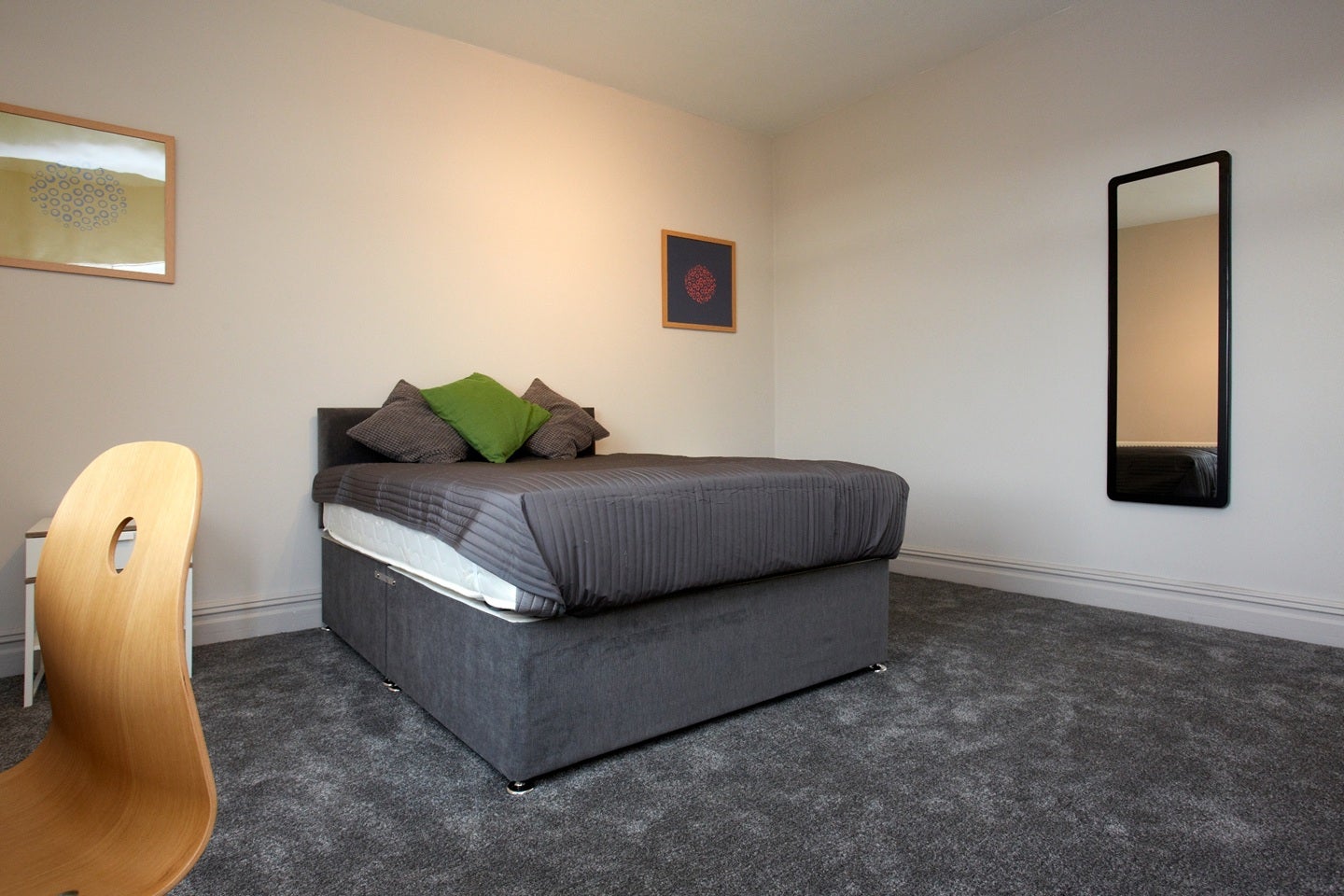 Room Middleton Road in Leeds