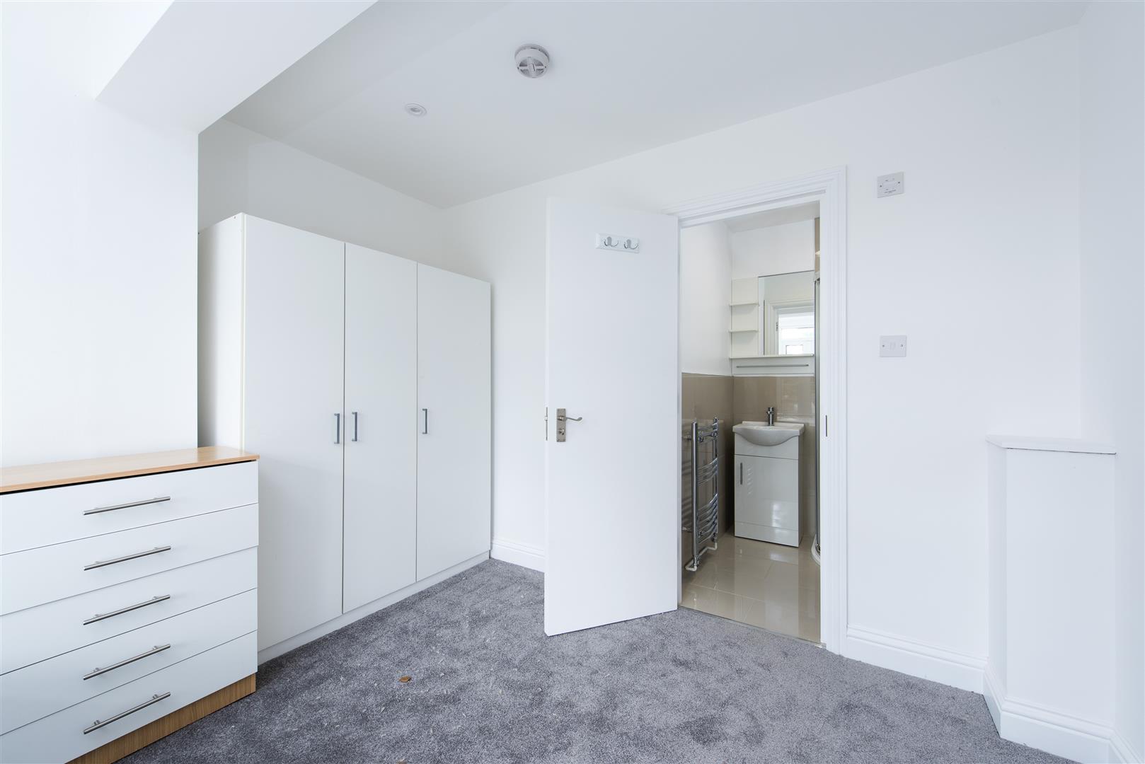 Room Cavendish Avenue in London