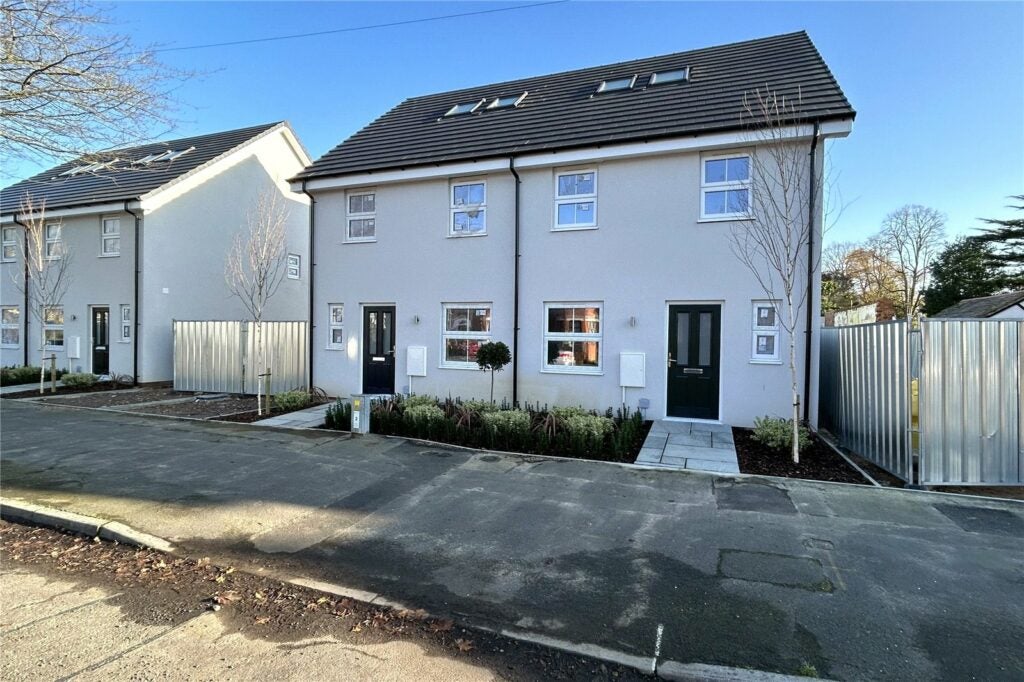 Flat Cross Street in Rushmoor