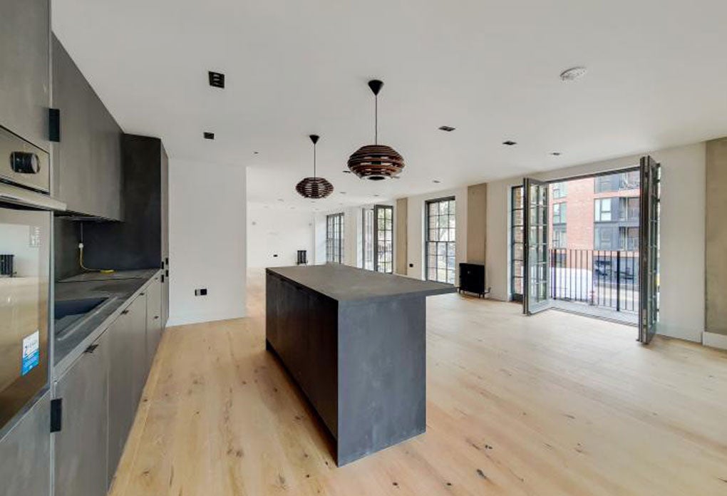 Flat Heaton Road in Greater London