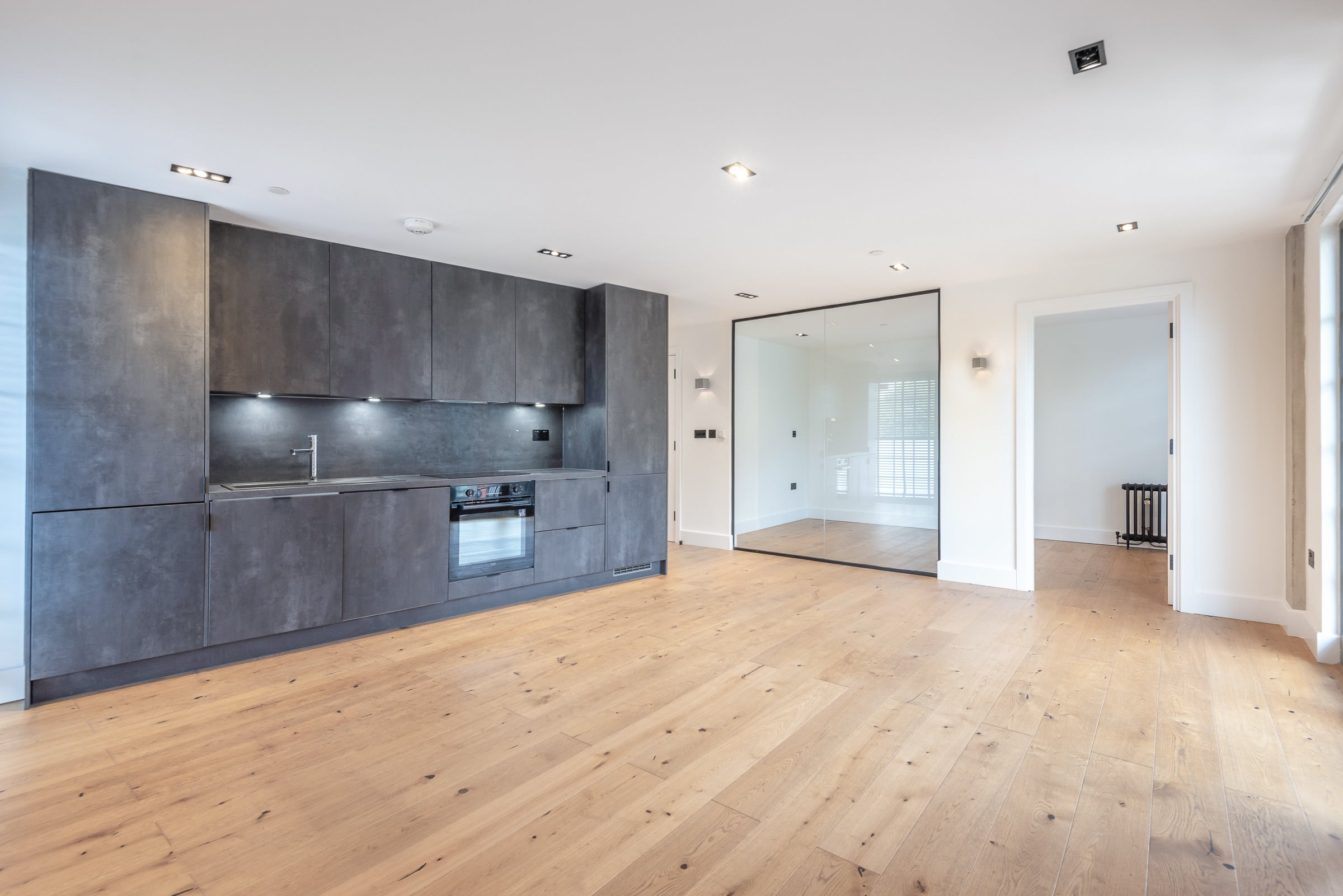 Flat Heaton Road in Greater London
