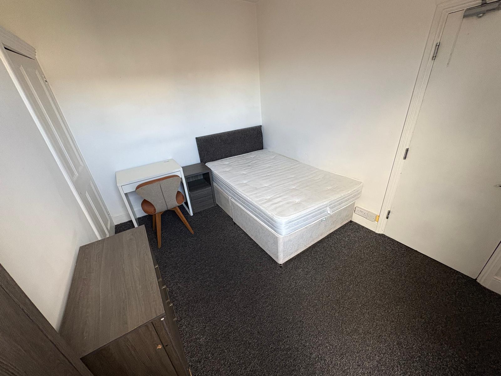 Room Whitworth Road in Northampton