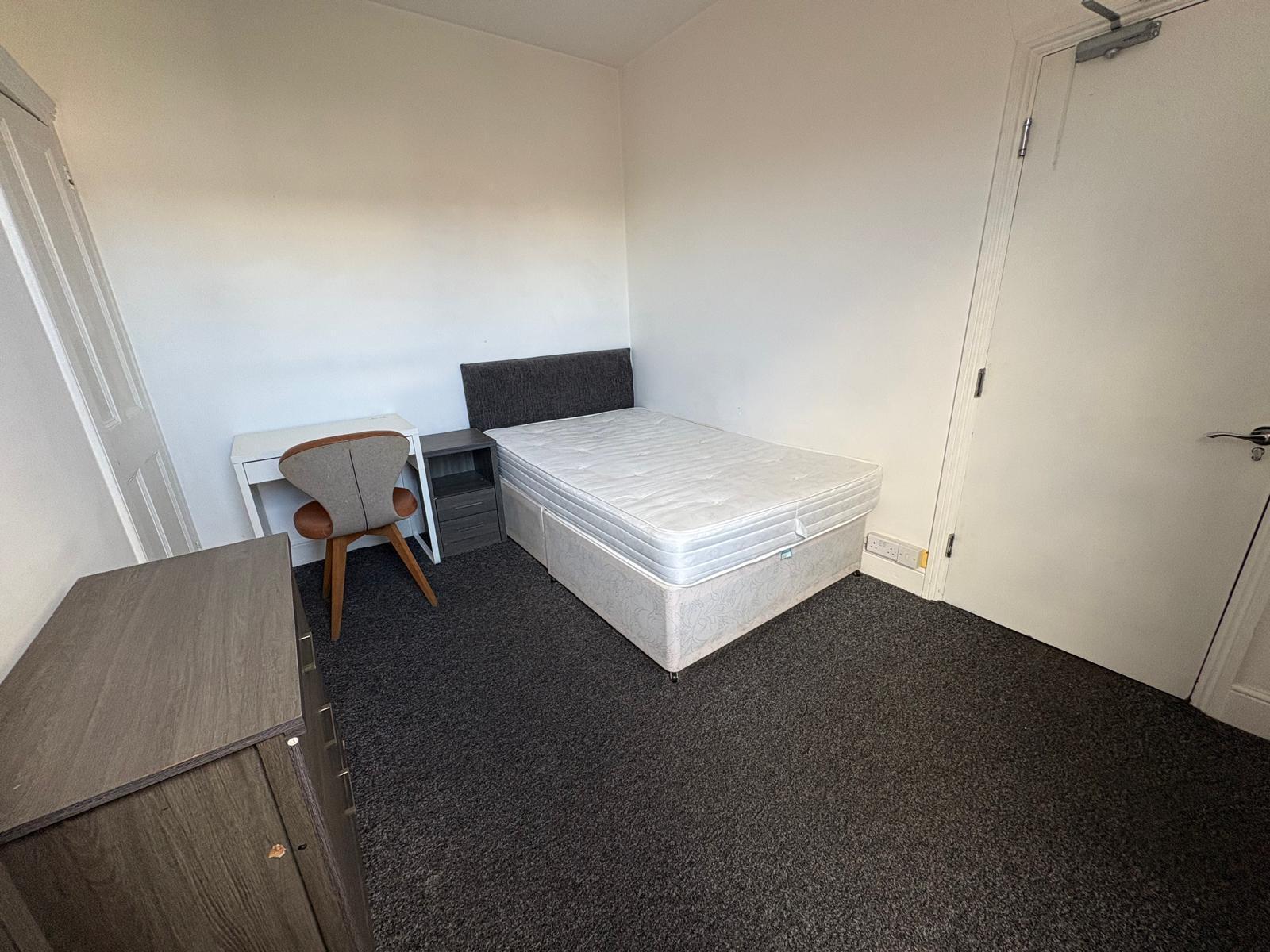 Room Whitworth Road in Northampton
