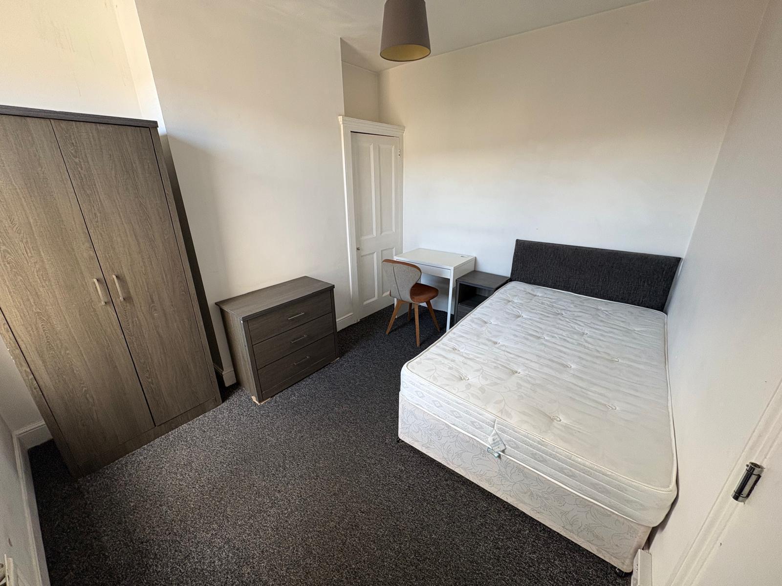 Room Whitworth Road in Northampton