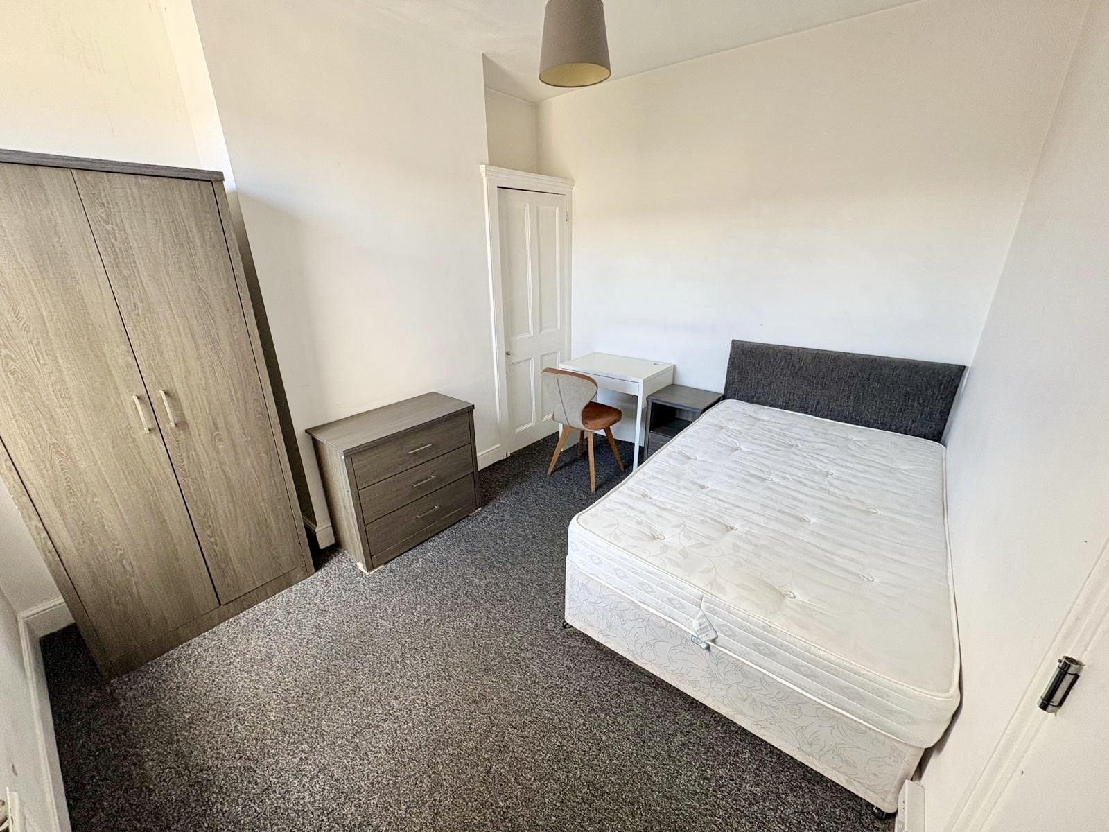 Room Whitworth Road in Northampton