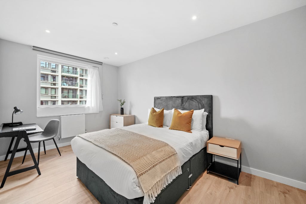 Flat Anthems Way in Greater London
